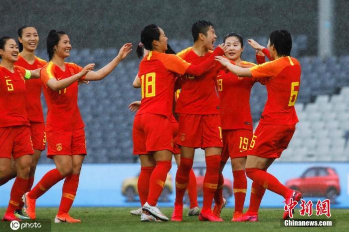 2月7日，一场6：1，中国女足在奥预赛首战中大胜泰国女足。赛前历尽波折的女足取得完美开局，在抗击疫情的节点下，更是十分提振人心。本届奥预赛中国女足与泰国、澳大利亚、中国台北分在B组，该组小组赛阶段的比赛原本在武汉进行，铿锵玫瑰们也本应享受着东道主的优势，但一场突如其来的疫情，打破了原有的计划。图为中国女足队员庆祝李影进球。